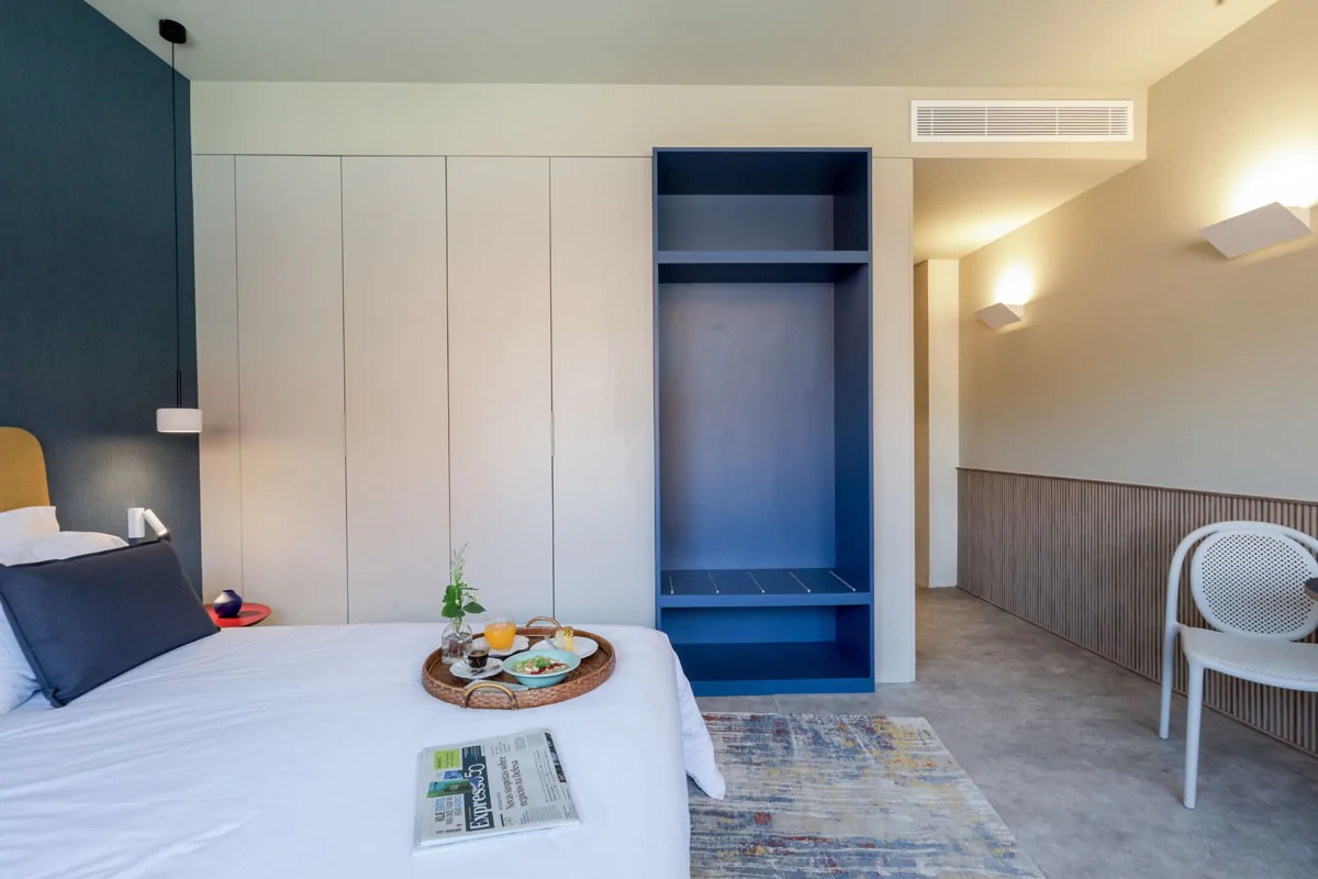 Bed and wardrobe - Bonjardim Apartments Studio Plus 