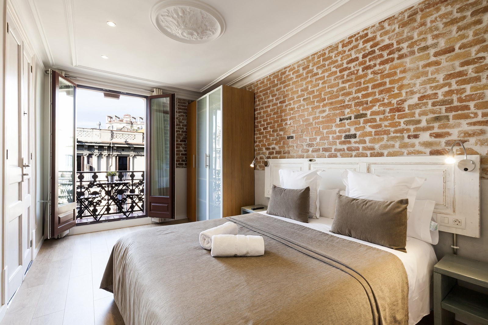 Dormitorio - Fuster Apartments - Stylish Balcony